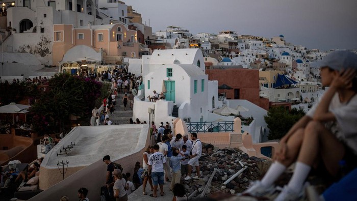 Tourists wait to view Santorini’s famed sunset, on Santorini, Greece, July 25, 2024. REUTERS/Alkis Konstantinidis