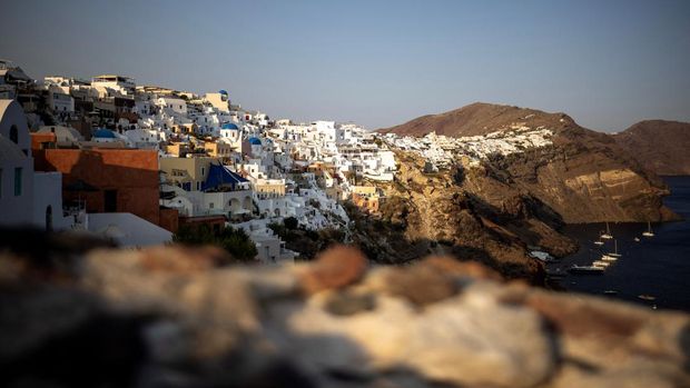 Penampakan Santorini Penuh Sesak Wisatawan Tourists wait to view Santorini's famed sunset, on Santorini, Greece, July 25, 2024. REUTERS/Alkis Konstantinidis