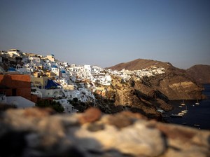 Dunia Hari Ini: Rentetan Gempa Mengguncang Pulau Santorini di Yunani