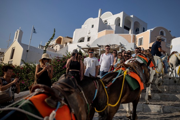 Tourists wait to view Santorini’s famed sunset, on Santorini, Greece, July 25, 2024. REUTERS/Alkis Konstantinidis