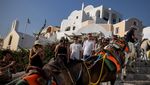 Penampakan Santorini Penuh Sesak Wisatawan