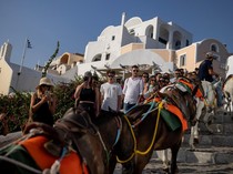 Padatnya Santorini Bikin Warga Yunani Sembunyi di Dalam Rumah