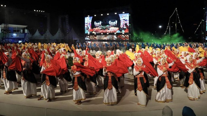 Penampilan tarian di F8 Makassar.
