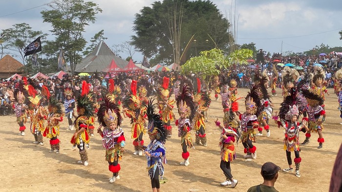 Penari jatilan di Kecamatan Kemalang dari berbagai kalangan usia menarikan Tari Baru Klinting, Minggu (29/7/2024).