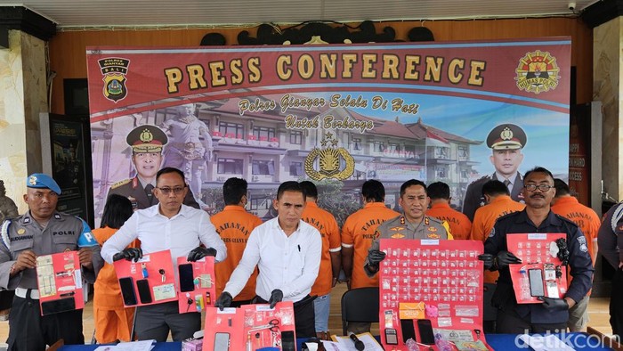 Pengungkapan peredaran gelap narkoba di wilayah Gianyar dengan delapan tersangka selama Juni-Juli 2024, Senin (29/7/2024). (I Putu Budikrista Artawan/detikBali)