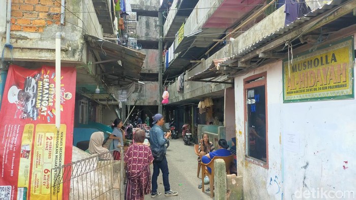 Penjual batu akik ditemukan tewas tergantung di rusun di Palembang.