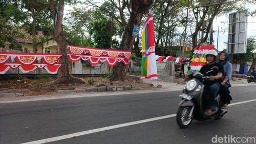 Penjualan bendera merah putih dan pernak-pernik 17 Agustusan mulai menjamur. Salah satunya di Jalan Rinjani, Praya, Lombok Tengah. (Edi Suryansyah/detikBali)