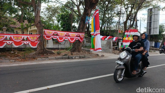 Penjualan bendera merah putih dan pernak-pernik 17 Agustusan mulai menjamur. Salah satunya di Jalan Rinjani, Praya, Lombok Tengah. (Edi Suryansyah/detikBali)