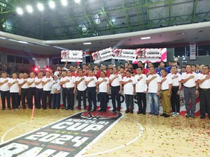 Wakapolri-Kasum TNI Serahkan Hadiah ke Juara Kapolri Cup Basketball 2024