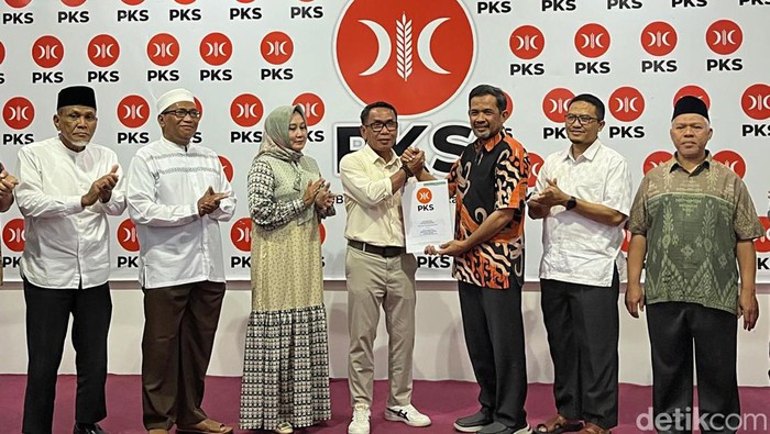 Penyerahan rekomendasi dari DPW PKS ke kader Partai Golkar Achmad Fuaddi untuk maju di Pilbup Lombok Tengah di Kantor DPW PKS NTB, Senin (29/7/2024). (Lalu Helmy Akbar/detikBali)