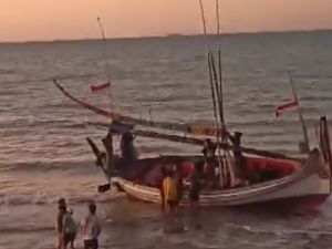Perahu Tanpa Awak Terdampar di Perairan Pamekasan, Mesin Masih Menyala