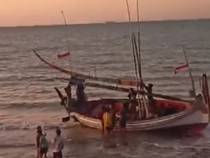 Perahu Misterius Terdampar di Pamekasan, Mesin Masih Menyala