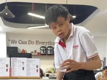 Perjuangan Pelayan Kafe Difabel Ini Bikin Orang Terharu