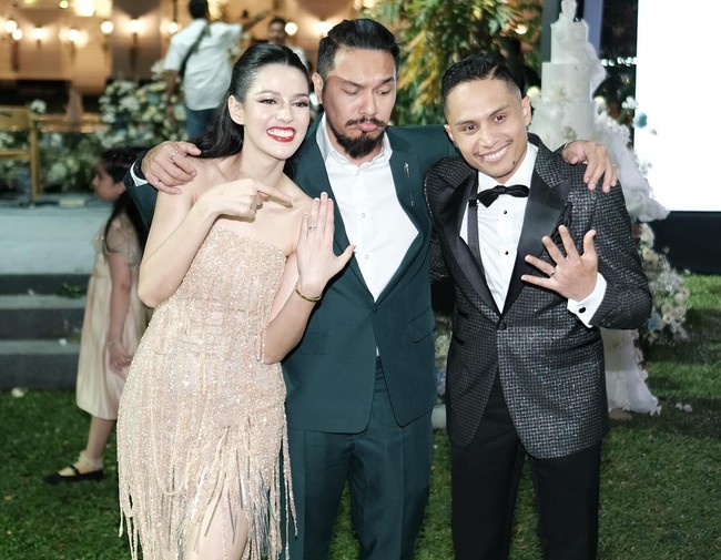 Di malam yang sama, Susan berganti busana dengan gaun straples berwarna krem. Busana yang lebih kasual dihiasi aksen fringe sehingga cocok dipakai saat menari hingga menyapa para tamu.Foto: Instagram