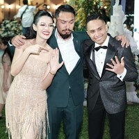 Di malam yang sama, Susan berganti busana dengan gaun straples berwarna krem. Busana yang lebih kasual dihiasi aksen fringe sehingga cocok dipakai saat menari hingga menyapa para tamu.Foto: Instagram