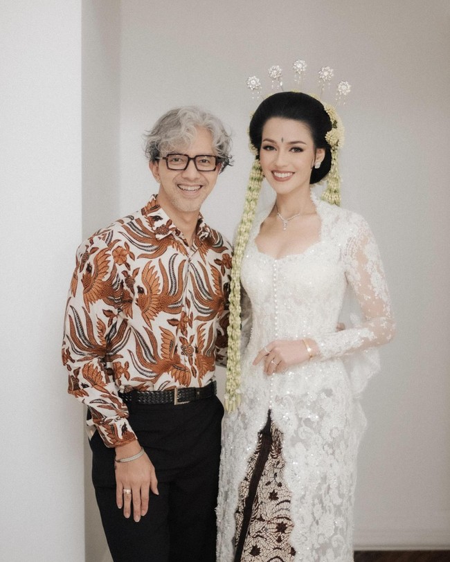 Didiet menyebut bahwa konsepnya sendiri sesuai permintaan Susan yaitu inspirasi busana pernikahan tanah Parahyangan. Susan mengenakan kebaya dengan kancing mutiara dan kerah khas pengantin Sunda. Dengan memakai kain batik tulis pengantin Jawa Barat. Inspirasi Sunda Puteri menjadi acuan rancangan untuk Susan, Foto: Instagram Didiet Maulana