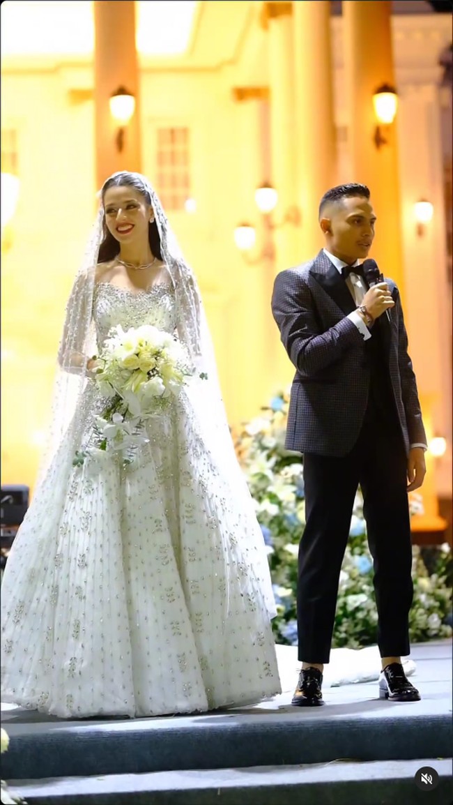 Gaun berhias payet kristal tersebut dihiasi dengan veil panjang yang semakin menjadikannya ratu semalam. Foto: Instagram