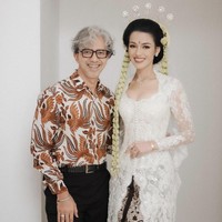 Didiet menyebut bahwa konsepnya sendiri sesuai permintaan Susan yaitu inspirasi busana pernikahan tanah Parahyangan. Susan mengenakan kebaya dengan kancing mutiara dan kerah khas pengantin Sunda. Dengan memakai kain batik tulis pengantin Jawa Barat. Inspirasi Sunda Puteri menjadi acuan rancangan untuk Susan, Foto: Instagram Didiet Maulana