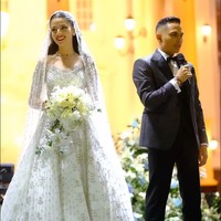 Gaun berhias payet kristal tersebut dihiasi dengan veil panjang yang semakin menjadikannya ratu semalam. Foto: Instagram