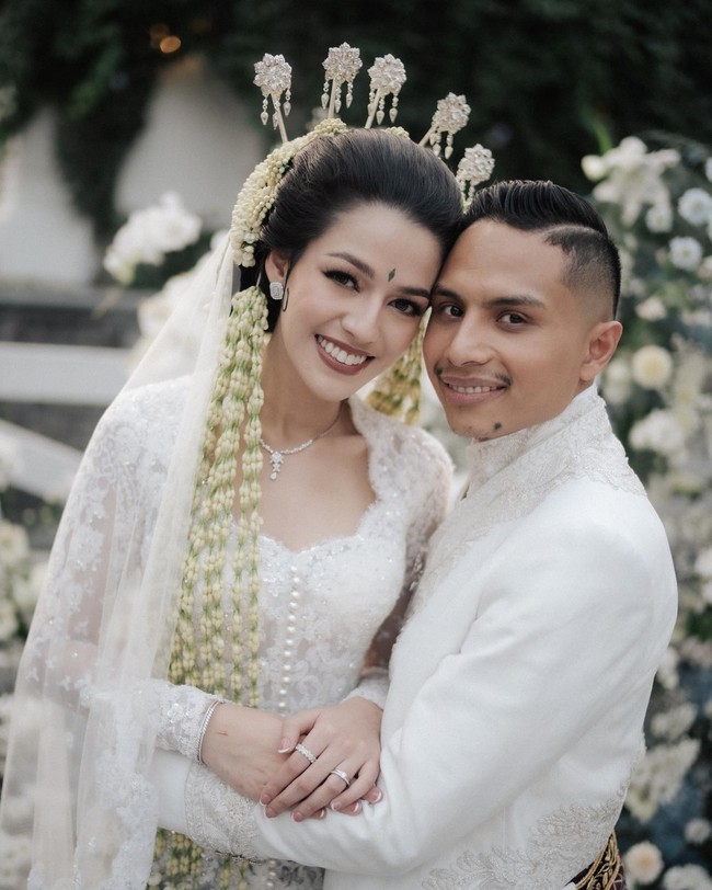 Susan Sameh pun membagikan kebahagiannya bersama pria yang berprofesi sebagai pelatih sepakbola untuk klub ETV Fussball di Jerman tersebut. Pemain film Dear Nathan itu menulis Alhamdulillah SAH setelah melangsungkan akad nikah kemarin. Foto: Instagram