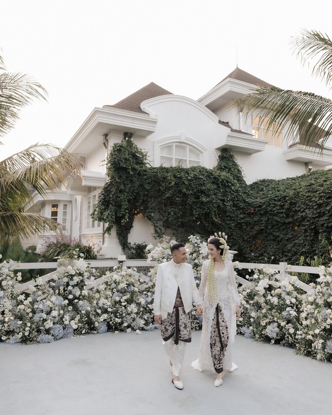 Dalam foto yang dibagikan, wanita 27 tahun tersebut terlihat memilih adat Jawa untuk akad nikahnya. Ia tampak menawan dengan kebaya putih rancangan Didiet Maulana yang dipadukan Batik. Foto: Instagram