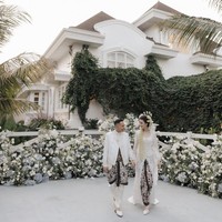 Dalam foto yang dibagikan, wanita 27 tahun tersebut terlihat memilih adat Jawa untuk akad nikahnya. Ia tampak menawan dengan kebaya putih rancangan Didiet Maulana yang dipadukan Batik. Foto: Instagram