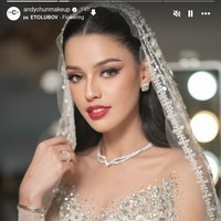 Untuk acara malam, Susan memilih makeup yang lebih bold dengan lipstik merah dan smokey eyes. Foto: Instagram