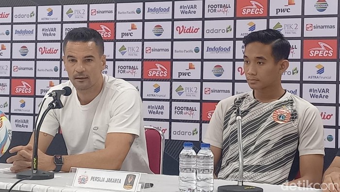 Persija Jakarta Carlos Pena, saat konfrensi pers di Stadion Manahan Solo, Senin (29/7/2024)