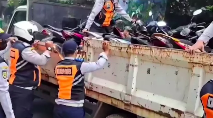 Petugas gabungan menindak parkir liar di depan RS Koja, Jakarta Utara (Jakut). Sebanyak puluhan pemilik kendaraan ditindak karena pelanggaran parkir liar. (dok IG @tmcpoldametro)