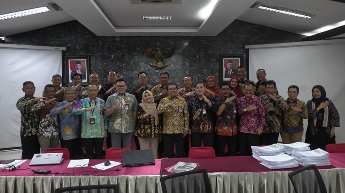 Pj Bupati Yudia Ramli didampingi Pj Sekretaris Daerah Kabupaten Sumedang Tuti Ruswati serta para kepala perangkat daerah mengikuti Evaluasi Kinerja Penjabat Kepala Daerah di Gedung Inspektorat Jenderal Kemendagri, Jakarta Pusat, Jumat (26/7).