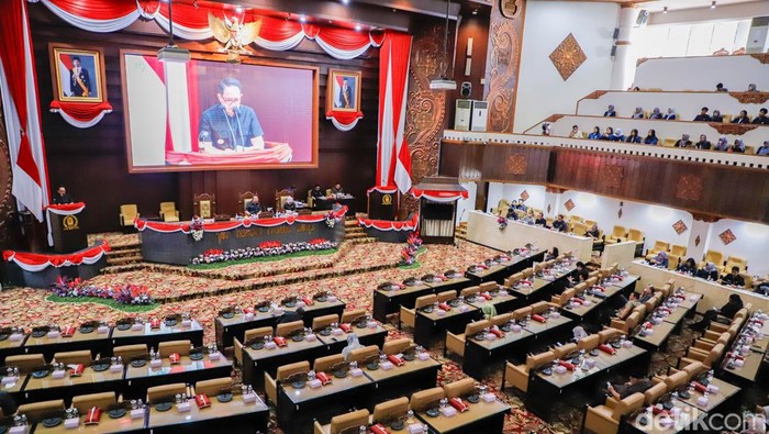 Pj Gubernur Jawa Timur Adhy Karyono menyampaikan jawaban eksekutif Raperda tentang P-APBD 2024