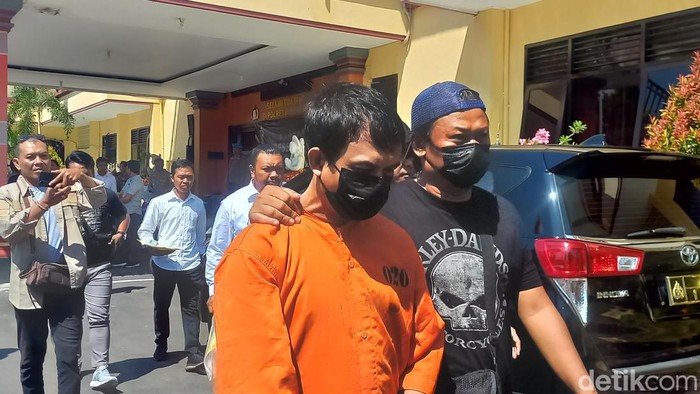 Polres Buleleng merilis kasus penyalagunaan narkoba yang menjerat pejabat Pemkab Buleleng Gede Wira Pradnyana, Senin (29/7/2024).