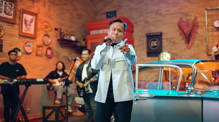Ponidi Sekop Sekop menyanyikan lagu LDR Langgeng Dayaning Rasa.
