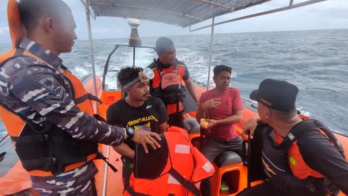 Pos SAR Selayar evakuasi ABK KLM Banawa Express yang tenggelam di perairan Kabupaten Kepulauan Selayar.