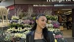 Pose Cantik Naura Ayu Saat Jajan Enak di Bazar Kuliner
