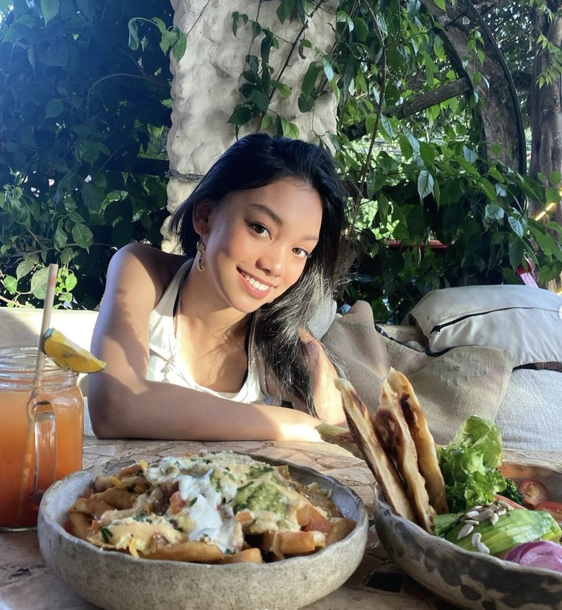 Pose Cantik Naura Ayu Saat Makan di Restoran hingga di Bazar Kuliner Pose Cantik Naura Ayu Saat Makan di Restoran hingga di Bazar Kuliner