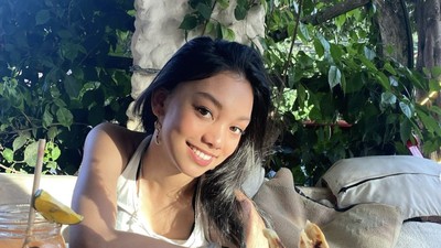 Pose Cantik Naura Ayu Saat Jajan Enak di Bazar Kuliner