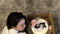 Kali ini Naura berpose dengan kue ulang tahun yang tampaknya sudah ia dambakan sejak lama. Kue dengan frosting putih itu dihias dengan foto dirinya bersama salah satu idol K-pop. Foto: Instagram @naura.ayu
