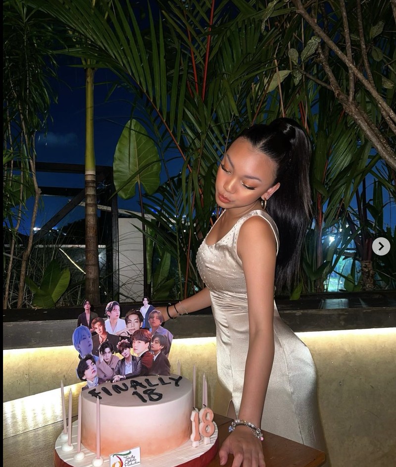 Pose Cantik Naura Ayu Saat Makan di Restoran hingga di Bazar Kuliner Pose Cantik Naura Ayu Saat Makan di Restoran hingga di Bazar Kuliner