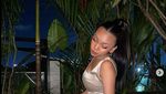 Pose Cantik Naura Ayu Saat Jajan Enak di Bazar Kuliner