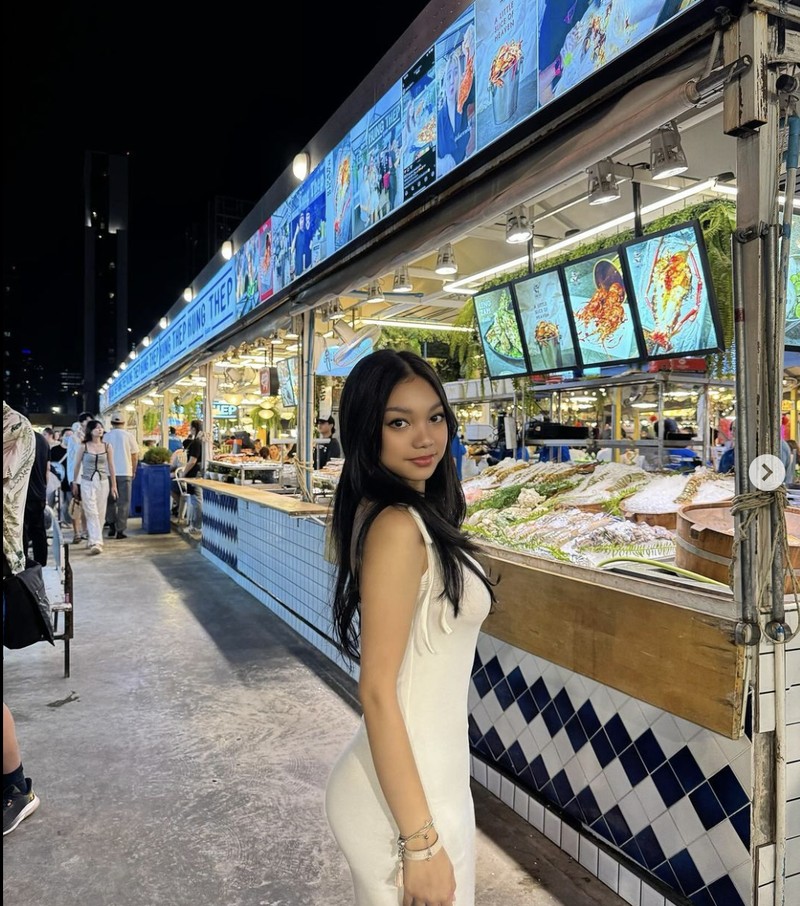 Pose Cantik Naura Ayu Saat Makan di Restoran hingga di Bazar Kuliner Pose Cantik Naura Ayu Saat Makan di Restoran hingga di Bazar Kuliner