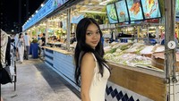 Ketika berlibur ke Thailand, tentu pemain series ‘My Nerd Girl’ ini mampir ke bazar kuliner terkenal yaitu Jodd Fairs. Kira-kira Naura mencoba makanan apa ya? Foto: Instagram @naura.ayu