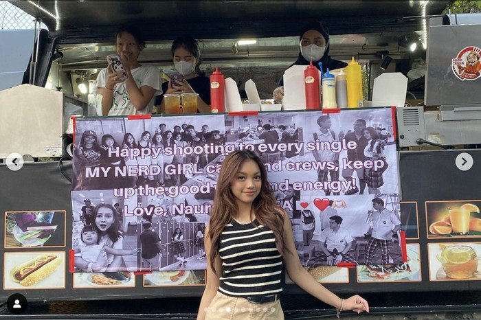 Pose Cantik Naura Ayu Saat Makan di Restoran hingga di Bazar Kuliner