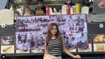Pose Cantik Naura Ayu Saat Jajan Enak di Bazar Kuliner
