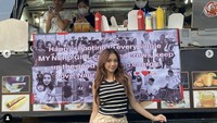 DI tengah-tengah syuting series ‘My nerd Girl’, artis berusia 19 tahun itu juga sempat berpose di depan food truck yang ia dapatkan. Food truck itu tampak menyediakan hot dog hingga minuman. Foto: Instagram @naura.ayu