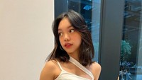 Sempat terlihat juga pose ketika anak dari penyanyi profesional Riafinola ini sedang nongkrong di sebuah kafe. Segelas es cokelat menyegarkan pun dipesan oleh Naura. Foto: Instagram @naura.ayu