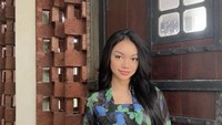 Naura Ayu sempat terjatuh saat tampil di runway JF3. Meskipun begitu, ia tetap mendapat tepuk tangan karena sikap profesionalnya yang langsung bangkit setelah terjatuh. Foto: Instagram @naura.ayu