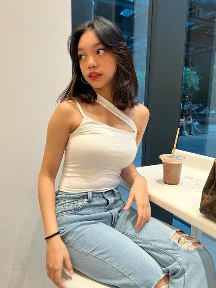 Pose Cantik Naura Ayu Saat Makan di Restoran hingga di Bazar Kuliner