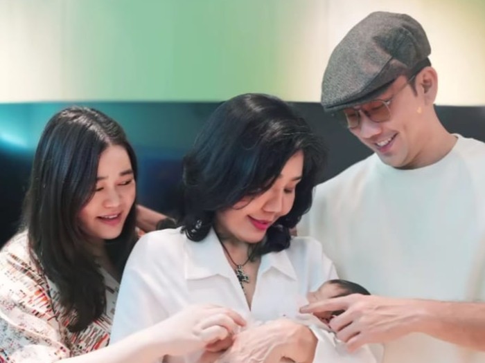Potret Denny Sumargo Asuh Anak