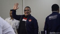 Benny melambaikan tangan ke awak media saat tiba di dalam ruangan Bareskrim.